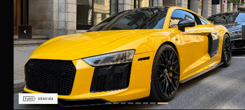 Audi R8 V10 jaune stationnée au coucher du soleil