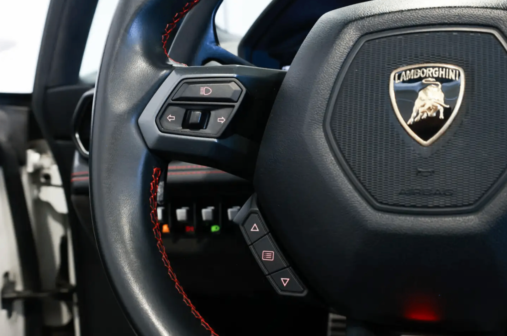 Lamborghini Huracán Spider — Détail volant Lamborghini