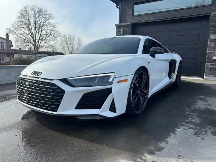 Audi R8 V10 Performance — Vue avant en contre-plongée