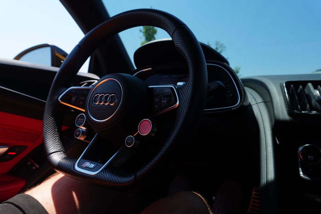 Cockpit et volant de l'Audi R8