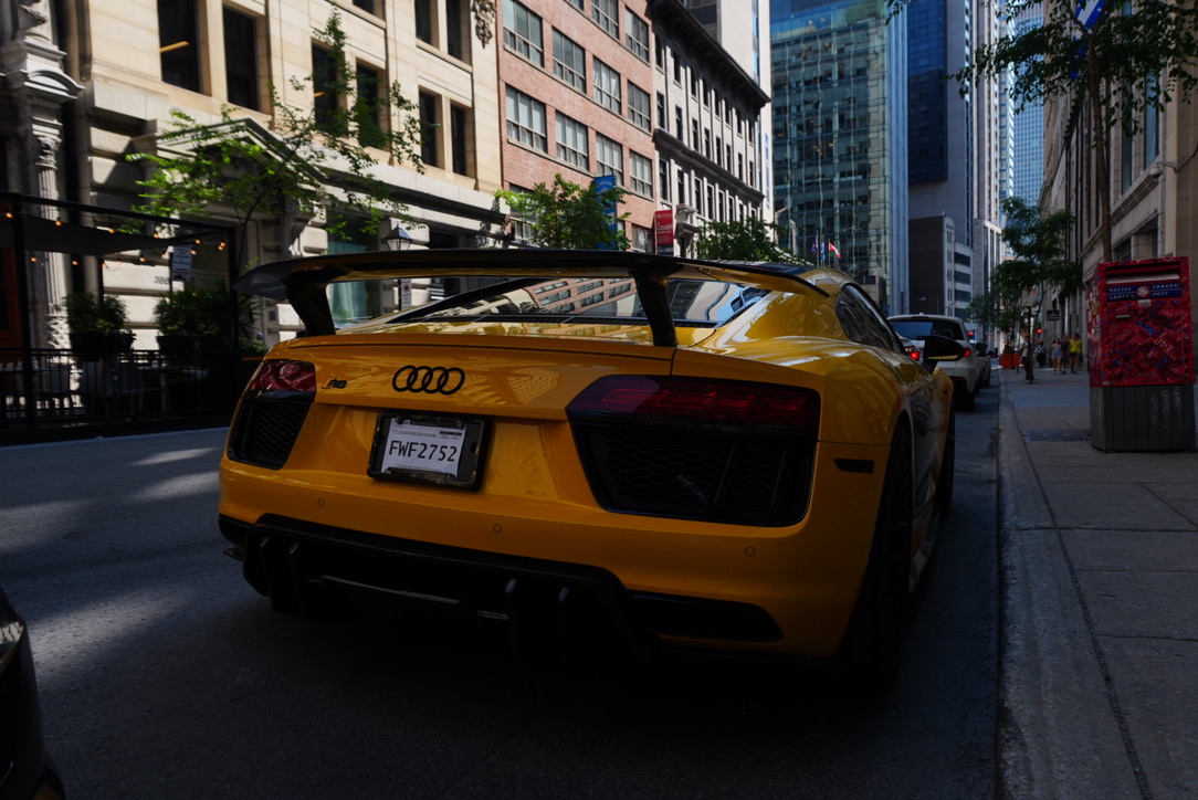 Audi R8 vue arrière en pleine rue