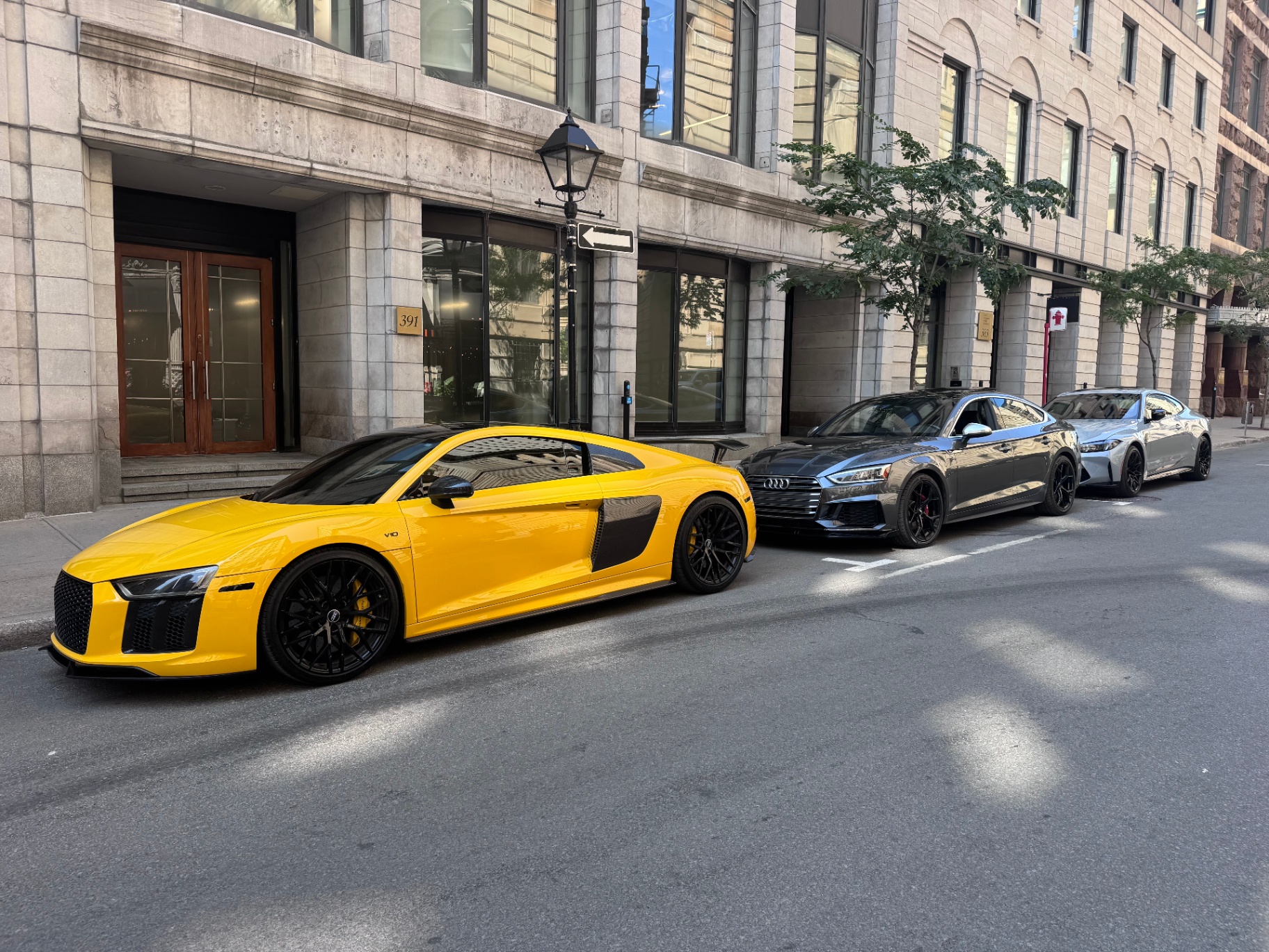 Audi R8 jaune sur une route pittoresque