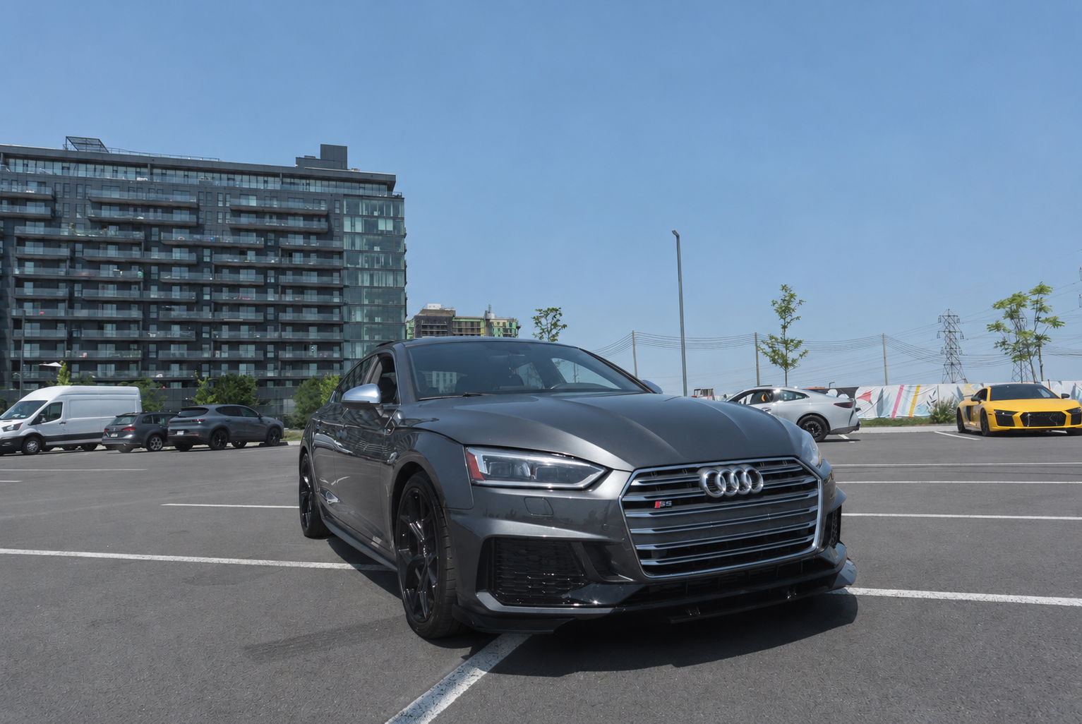 Audi S5 Sportback dans un stationnement large