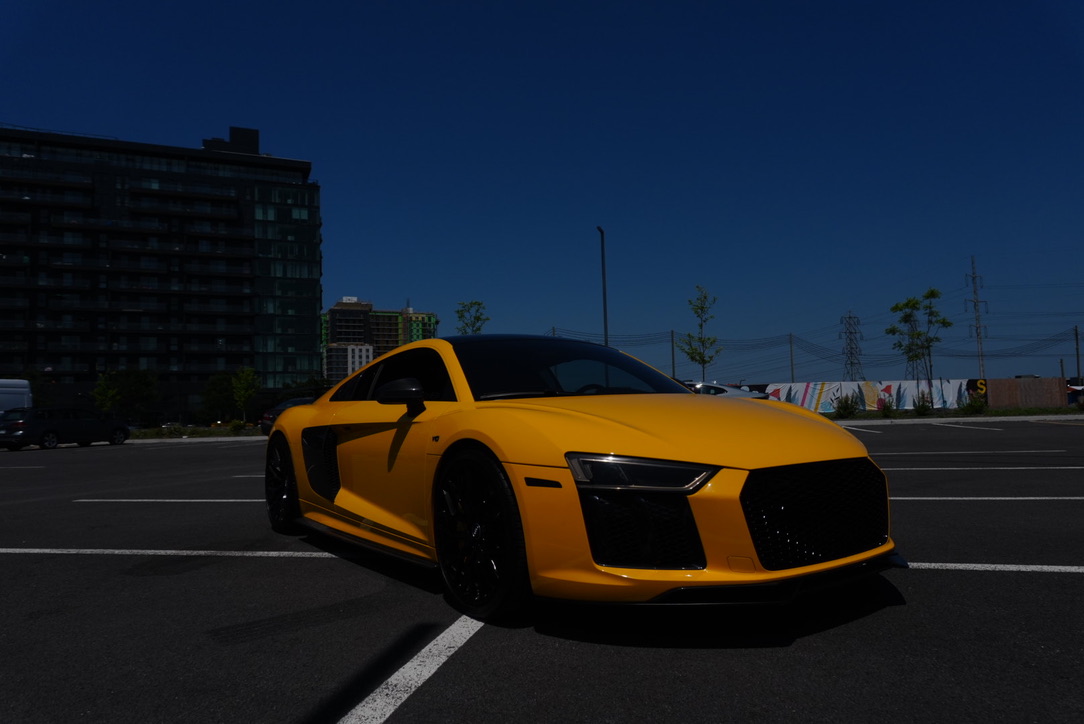 Audi R8 stationnée près de l'aéroport