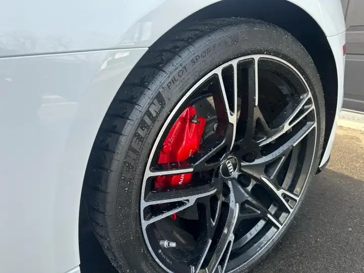 Audi R8 V10 Performance — Jante forgée 20" et étriers rouges
