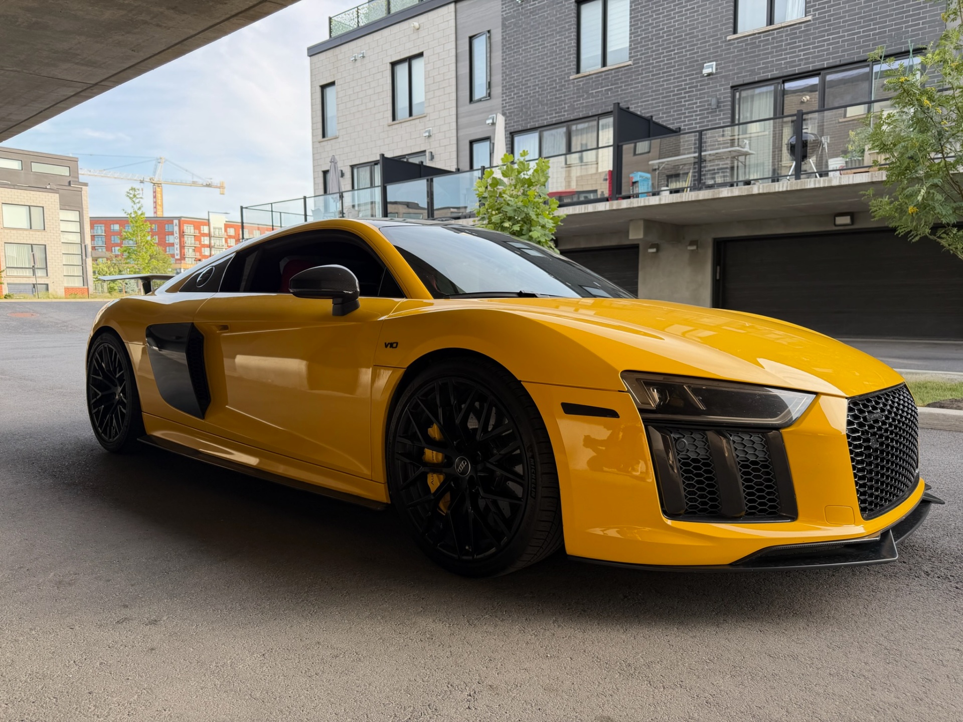 Audi R8 jaune sous un viaduc