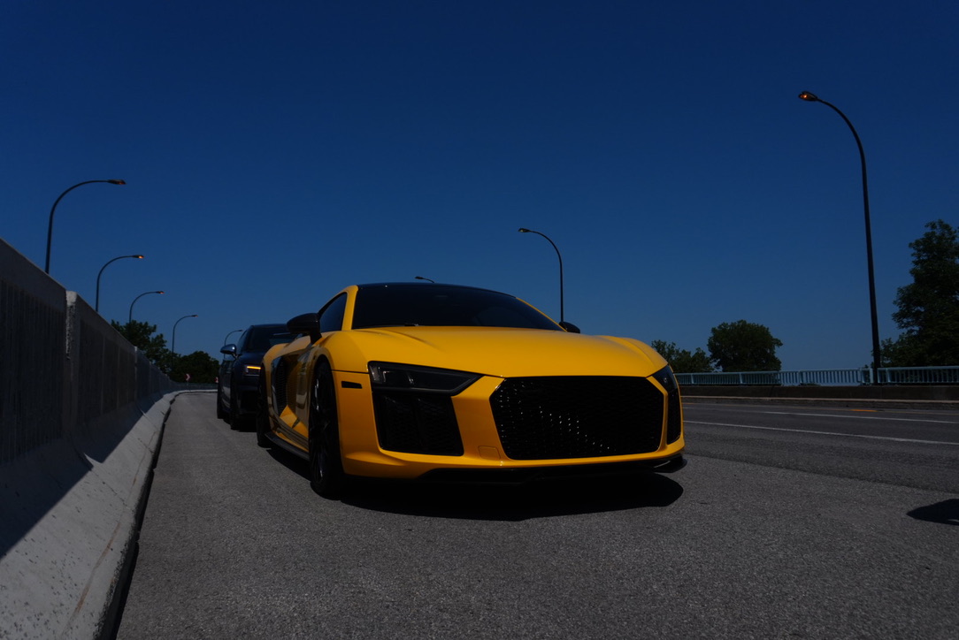 Audi R8 devant un pont de Montréal