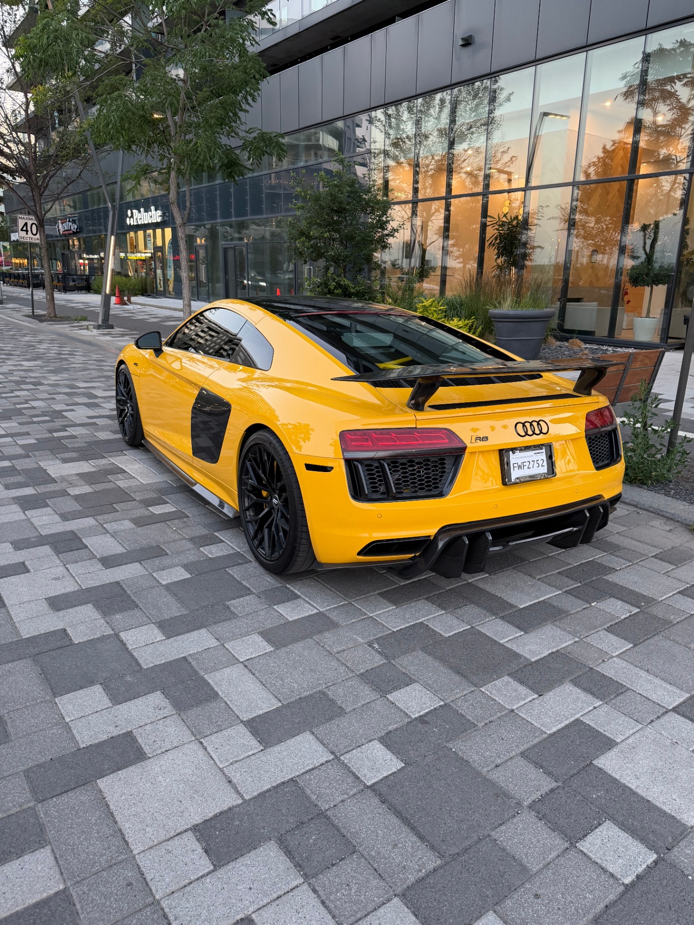 Audi R8 V10 Performance: Rear three-quarter, plaza