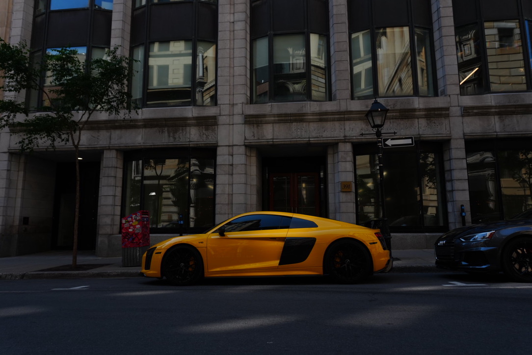 Audi R8 vue de profil dans une rue de Montréal
