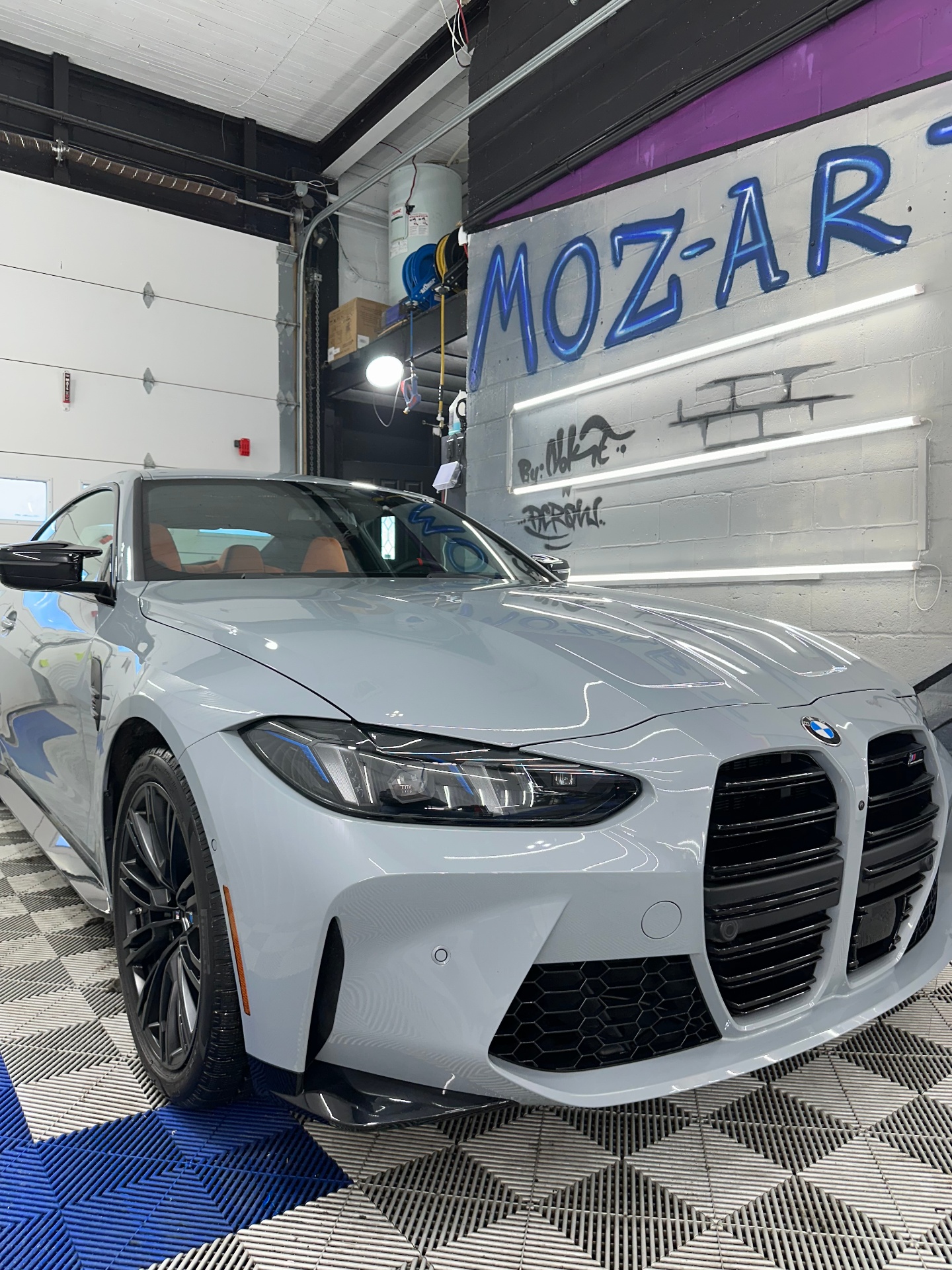 BMW M4 Competition dans un garage détaillé