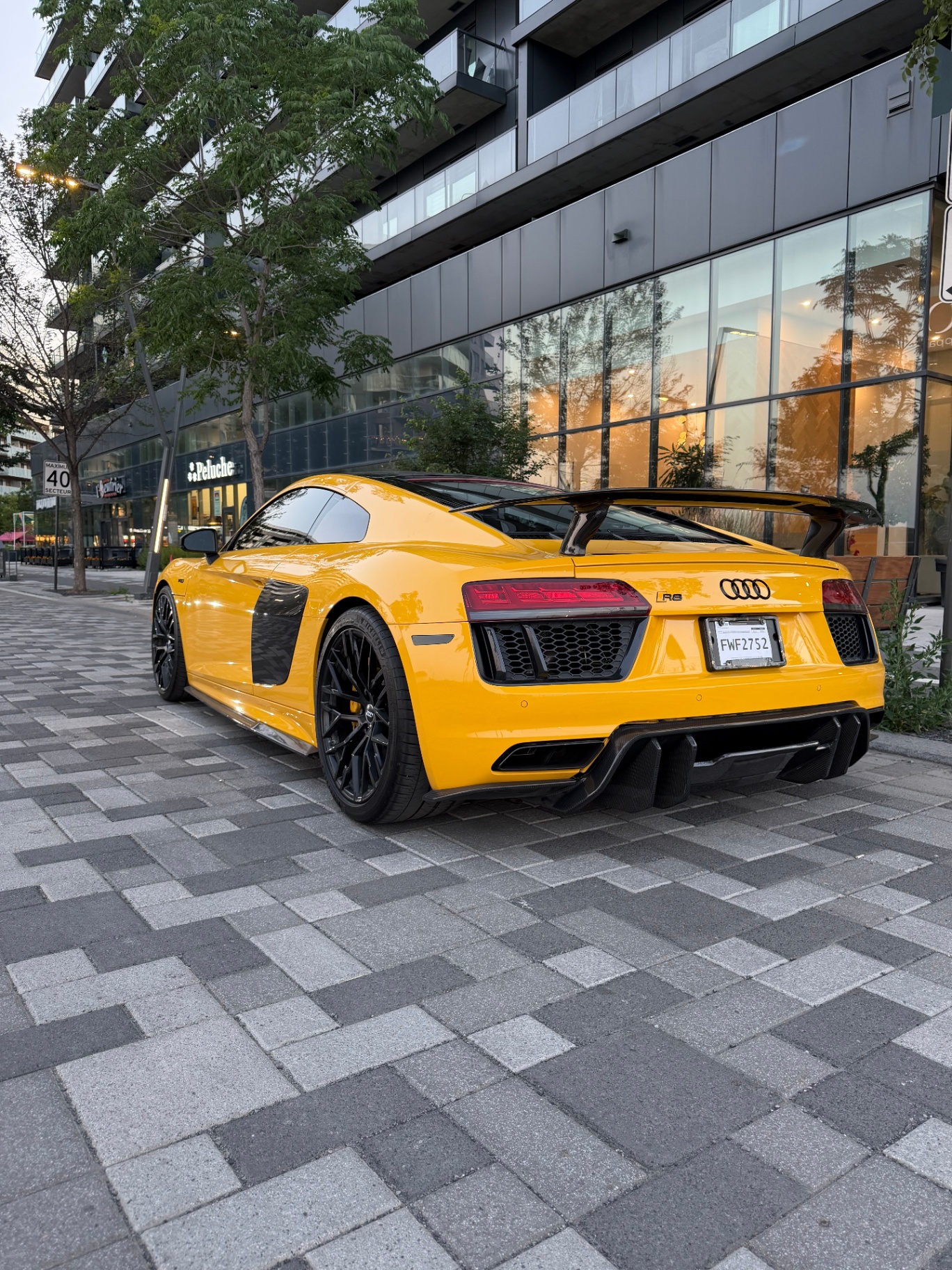 Audi R8 V10 Performance: Rear view with carbon wing
